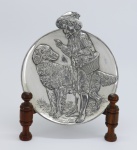 METAL EUROPEU - Elegante porta cartão em metal espessurado a prata, decorado com figura de "Menino com cachorro". Med. 17 X 20 cm.