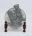 METAL EUROPEU - Elegante porta cartão em metal espessurado a prata, decorado com figura de "Menino com cachorro". Med. 17 X 20 cm.