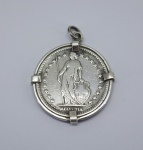 JÓIA - Pingente feito a partir de moeda de prata, datada de 1913. Peso 13 grs e dia 30mm.