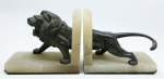 DIVERSOS - Par de serre livre, em petit bronze e alabastro, representando leão. Med. 15x18x10 cm.
