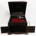 DIVERSOS - Antiga Vitrola - Americana a manivela, manufatura (R.C.A. Victor) caixa em madeira de lei, com tampa marchetada. Med. 37x52x43 cm.