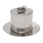 Wolf - Honey Pot de formato circular em metal espessurado a prata. Recipiente em vidro e tampa com pega na forma de abelha. 9.5 x 14 cm.