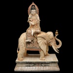 Escultura chinesa construída com placas de osso, realçada em policromia, representando a divindade Guanyin, deusa da Misericórdia, sentada sobre elefante paramentado. Apresenta-se com a perna esquerda meio flexionada, o cetro Ruyi, símbolo de seu poder, nas mãos e as chamas nas costas revelando a pureza do seu espírito. Base retangular de mesmo estilo com borda em degrau. Assinado sob a base. 51 x 39 cm. 9 x 40 x 18 cm (base). Este lote encontra-se em Belo Horizonte, MG e só estará disponível em nossa loja uma semana após o termino do leilão.