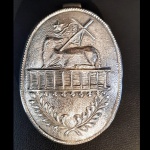 Raríssimo porta paz em prata batida, repuxada e cinzelada. Brasil, Séc XVIII/XIX. 15 X 10 cm.
