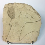 Antiga pedra com trabalhos em relevo. Peça de origem egípcia de época não identificada. 22 x 21 cm.