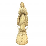 Rara imagem representando Nossa Senhora da Conceição. Trata-se de feitura indo-portuguesa do final do Séc. XVII. 21 cm de altura.