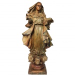 Escultura em madeira com restos de policromia representando imagem de Nossa Senhora. Peanha composta por três cabeças de anjos e rico panejamento. Brasil, Séc. XVIII. 77 cm de altura.