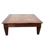 Belíssima mesa de centro em carvalho. Apresenta extensão embutida. Europa, Séc. XVIII ou XIX. 40 x 105 x 105 cm.