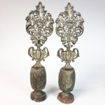 Belíssimo par de palmas em prata de lei, batida, repuxada e cinzelada. Base em madeira no formato de vaso. Brasil, Séc. XIX. 45 cm de altura.