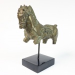 Mário Morel Agostinelli (1915-2000). Escultura em bronze representando cavalo. Base em resina na cor preta. 29 cm de altura.