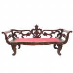 Sofá em jacarandá maciço no estilo e época Império, assento com tecido na cor vermelho. Brasil, Séc. XIX. 75 x 200 x 55 cm.