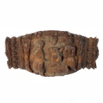 Raro porta tabaco ou Caixa de caça executada em alguma noz, possui elementos de caça de um lado e do outro cena erótica. Portugal, Séc. XIX. 8,5 x 4,5 cm.