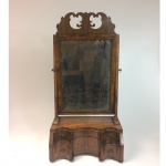Rara penteadeira de mesa executada em rádica com espelho original e seis pequenas gavetas. Inglaterra, primeira metade do Séc. XVIII. 75 x 37 x 21 cm.