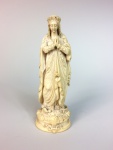 Escultura representando Nossa Senhora da Conceição. Europa, final do Séc. XIX. 18 cm de altura.