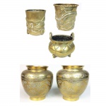 Conjunto de cinco vasos em bronze, sendo um par idênticos e três em formatos diversos. China princípio do Séc. XX. Maior 15,5 cm de altura e menor 10,5 cm de altura.