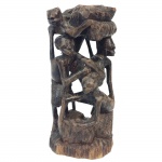 Escultura africana executada em madeira. 22,5 cm de altura.
