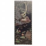 Painel com cena oriental policromada em laca, decoração em relevo. China, cerca de 1900. 250 x 98 cm.