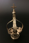 Coroa em prata. Brasil. Séc. XIX. 12,5 cm de altura.