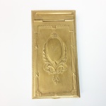 Suporte em metal dourado para bloco de anotações. 19 x 10 cm.