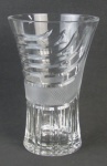 Belo vaso em cristal tcheco, com delicadas lapidações em sulcos, frisos e minúsculas estrelas em satiné. Alt. 24,5 cm.