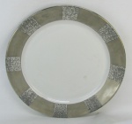 Medalhão em porcelana peruana, decorada com trabalhos em prata. Diam. 42,5 cm.
