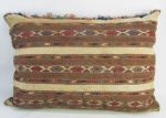 Almofada forrada com tapete Sumak. Pequenas marcas de uso. Med. 61x43.