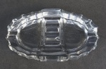 Cinzeiro ovalado, em grosso cristal, com lapidações facetadas. Med. 2x18x10 cm.