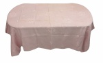 Toalha com 8 guardanapos em linho na cor rosa, com bordados. Med. 160x232 cm.