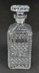 Licoreiro de seção quadrada, em demi cristal, com lapidações em sulcos e tijolinho. Alt. 24 cm.
