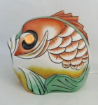 Gib - Rara luminária Art-deco, francesa, em porcelana de Limoges, policromada, na forma de peixe. Assinada. Med. 21,5x21,5x14,5 cm.