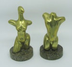 Ass. ilegível - Par de esculturas em bronze dourado, representando "Casal". Bases em granito. Alt. totais 16,5x14,5 cm.