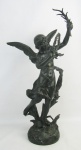 Henryr Kossowski (1855-1921) - Escola Polonesa - Grande escultura em petit-bronze patinado, representando,  "A vitória". Assinada. Alt. 71,5 cm. Artista de cotação internacional e catalogado em diversos livros.