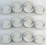 Trinta pratos em porcelana, com marca da manufatura P II. Decoração floral em policromia, sendo 12 rasos, 10 fundos e 8 para sobremesa.