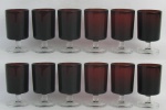 Doze taças francesas para vinho branco, em vidro na cor rubi. Localizadas em relevo, na base. Alt. 10 cm. Obs: Este lote pode fazer conjunto com os lotes 313 e 656, de mesmas características.
