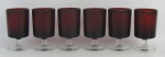 Seis taças francesas para aperitivo em vidro, na cor rubi. Localizadas em relevo na base. Alt. 9 cm. Obs: Este lote pode fazer conjunto com os lotes 256 e 313, de mesmas características.