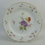 Meissen - Prato de coleção em porcelana alemã, com marca da manufatura no verso, decorado com pintura floral em policromia. Diam. 24,5 cm.