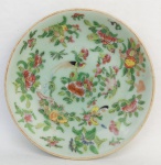 Antigo prato de coleção em porcelana Cia das Índias. Decoração com pintura de flores, frutas e animais. Diam. 18,5 cm.