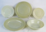 Vinte e sete peças de aparelho de jantar, com marca da manufatura Colovex nos versos, no tom creme, decorados com trabalhos em relevo nas abas, sendo 3 travessas, saladeira, 2 pratos para arroz, 9 pratos rasos, 10 fundos e 2 para sobremesa. Uma travessa com lascadinho na borda. Med. travessa maior 36x26 cm.