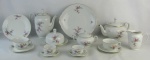 Serviço para chá e café em porcelana Tcheca, com marca da manufatura Altrohlau, decoração floral em policromia, composto de 2 bules, leiteira, açucareiro, manteigueira, prato para bolo, 12 pratos para sobremesa, 11 xícaras para chá e 12 para café. Total de 41 peças. Alt. bule maior 20,5cm.