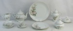 Serviço para chá e café em porcelana Schmidt, com decoração floral em policromia, composto de 2 bules, leiteira, açucareiro, prato para bolo, 6 pratos para sobremesa, 6 xícaras para chá e 6 para café. Total 29 peças. Alt. bule maior 16cm.