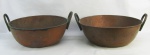 Dois grandes tachos em cobre martelado, com alças em bronze. Meds. 22x49x43cm e 21x51,5x43,5cm.