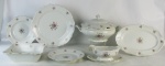 Aparelho de jantar em porcelana polonesa, com marca da manufatura Walbryzych, com decoração floral em policromia, composto de sopeira, saladeira, prato para arroz, molheira, 5 travessas, 4 pratos rasos e 5 fundos. Total 18 peças. Med. sopeira 19x33,5x25,5cm.