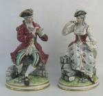 Par de estatuetas em porcelana européia, policromada, com marca da manufatura na base, representando "Casal de nobres". Um dedo da mão da dama quebrado, e 2 bicados nas vestes do nobre na parte de trás. Alts. 22cm.