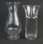 Dois vasos em cristal , sendo o maior lapidado com suaves gomos, e o menor com sulcos bisotados. Alts. 29 e 27cm.