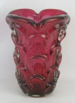 Vaso em murano italiano, anos 60, na tonalidade rosa, decorado com trabalhos em relevo e minúsculas bolhas de ar internamente. Pequenas batidinhas na base. Alt. 28 cm.