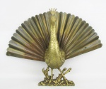 Escultura de pendurar, em bronze dourado, representando "Pavão". Med. 37x50 cm.