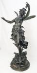 L. Moreau - Imponente escultura francesa em petit-bronze, representando "NYMPHE des Bois", com selo de fundação francês. Alt. 81 cm. Artista de cotação internacional e catalogado em diversos livros. Alt. 81 cm.