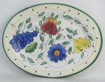 Travessa oval em faiança da manufatura Royal Norfolk, decorada com pintura de frutas, flor e folhas em policromia. Med. 4x47x35 cm.