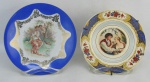 Dois pratos decorativos em porcelana, sendo um alemão, da manufatura Bavaria, decorado com paisagem de ninfa e menino e o outro inglês da manufatura Woods Svory Ware, decorado com casal de jovens em policromia. Diamts. 19 e 17 cm.