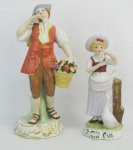 Duas estatuetas em biscuit policromado, uma representando "vendedor de frutas" e a outra "Jovem camponesa". Alts. 20 cm e 15 cm.